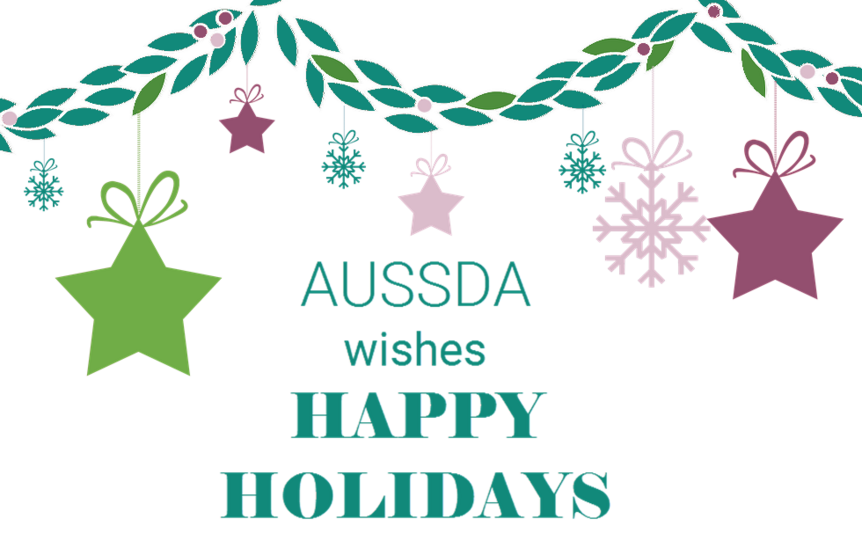 Ein Schriftzug "AUSSDA wishes Happy Holidays" und Weihnachtsdekoration