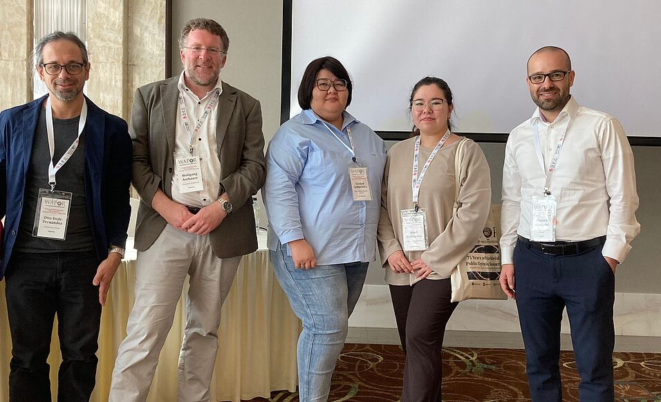 Vertreter*innen des Values in Crisis-Projekts auf der WAPOR Konferenz mit Mitgliedern aus Österreich, Kasachstan und Japan. Foto: Privat